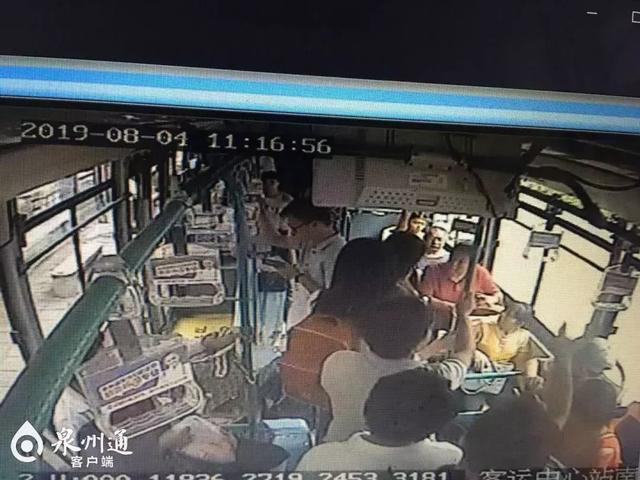 讓座慢遭大媽掌摑 該不該尊這些“為老不尊”的人/>
</p>
<p>
	11點16分58秒左右，大媽坐下，仍舊在說著話。此時，前車廂的安全員穿過擁擠的過道走向女孩和大媽，快到時，大媽突然站了起來，揚起手朝女孩打去。只聽見女孩尖叫“你干嗎打我啊”，迅速來到女孩身邊的安全員站在兩人之間，詢問“干嗎呢”，并用手擋住大媽再次揚起的手，及時制止了。
</p>
<p>
	在大媽打向女孩的瞬間，車廂內(nèi)的乘客也被嚇一跳。女孩質(zhì)問大媽“干嗎打人，你動手打人就不對，你要道歉”，<span style=