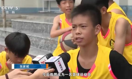 庫(kù)里找獨(dú)臂籃球少年 男孩稱(chēng)希望能練出像庫(kù)里一樣精準(zhǔn)的投三分球能力